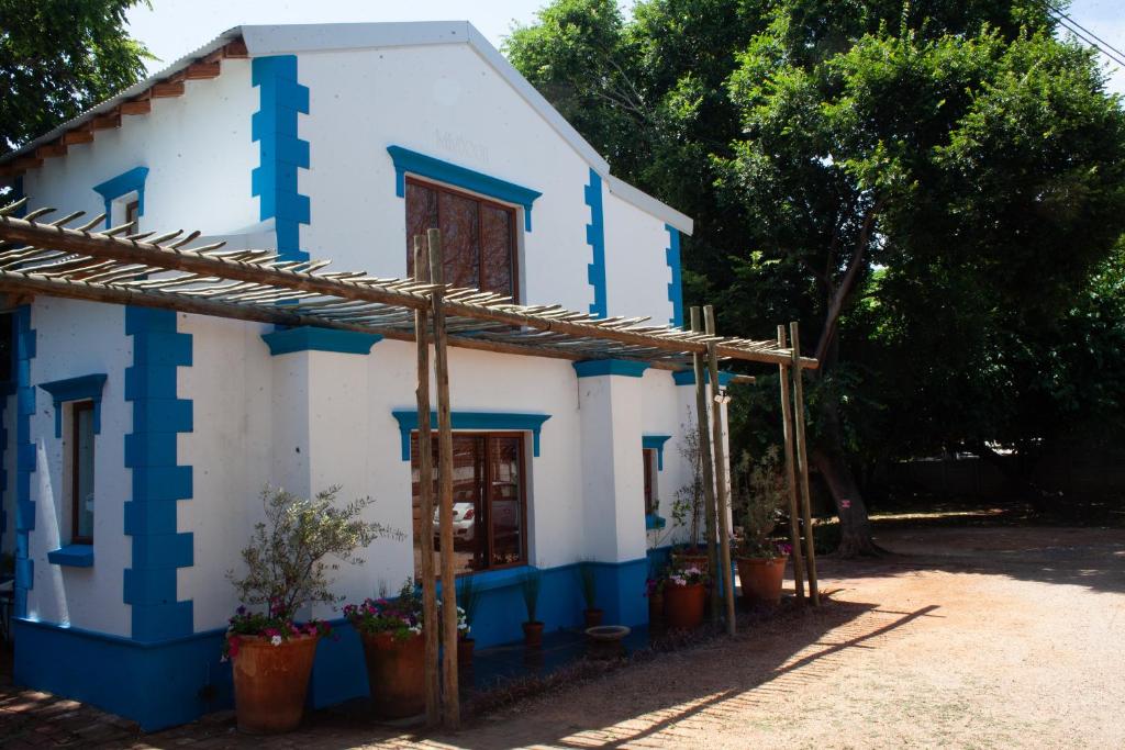 uma casa com tinta azul e branca em The Blue Place em Pretoria