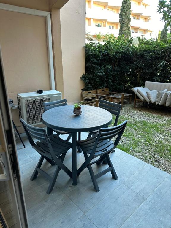 un tavolo e sedie seduti su un patio di Studio cabine avec jardin a Canet-en-Roussillon