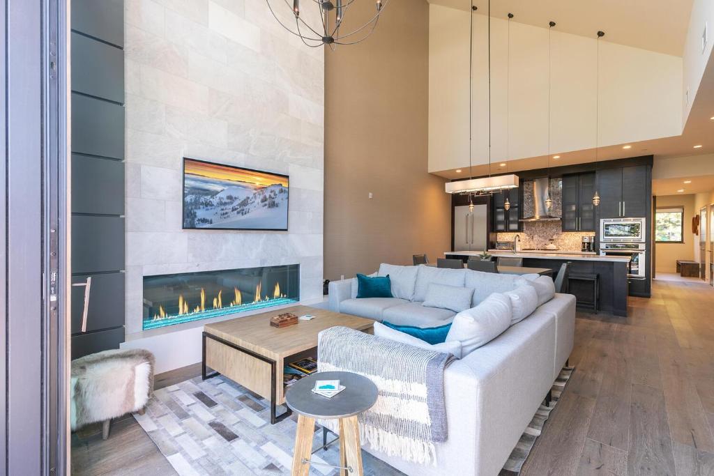 Χώρος καθιστικού στο Crystal Bay Penthouse 301