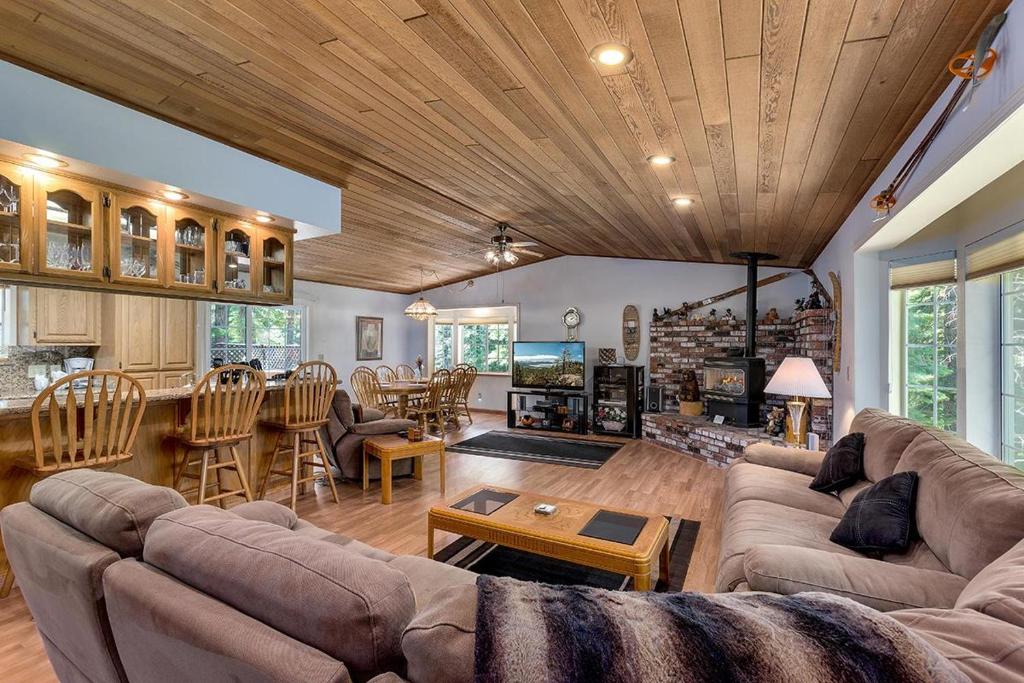 sala de estar con sofá y mesa en Panhandle House en South Lake Tahoe