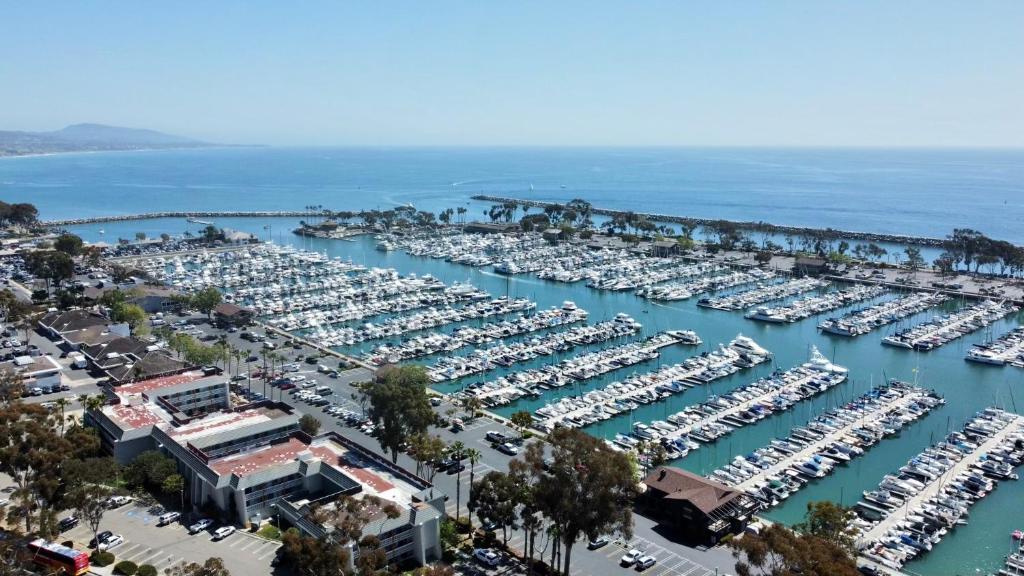 una vista aérea de un puerto deportivo con barcos en Beach Condo, en Dana Point