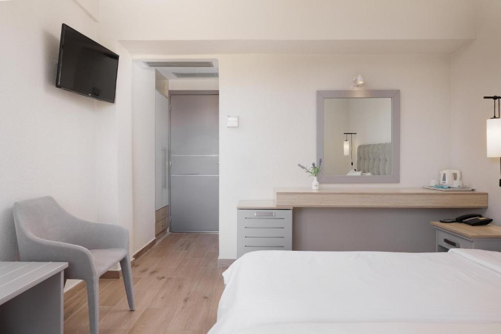 Postel nebo postele na pokoji v ubytování Nafsika Hotel - Adults Only