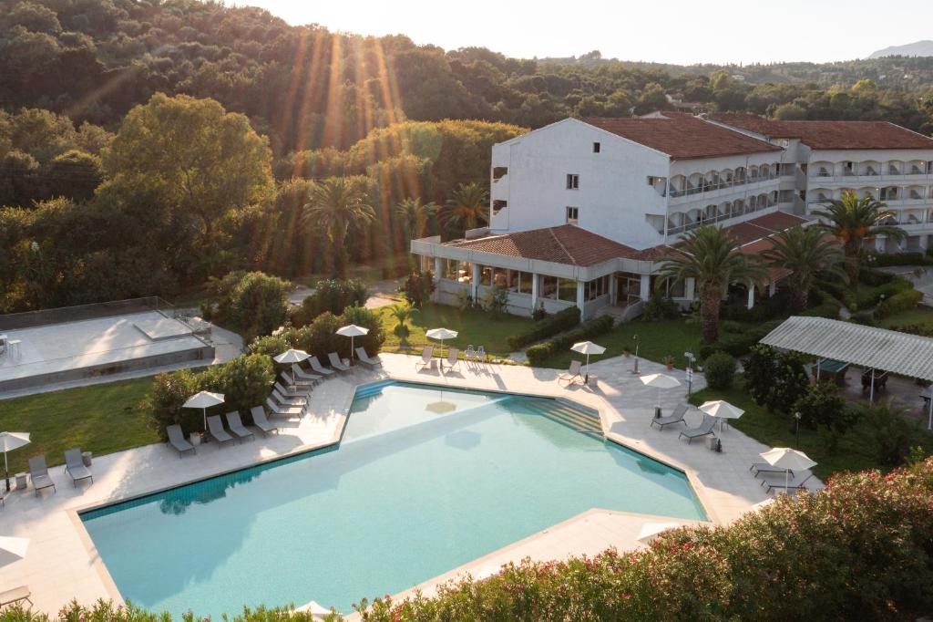 - une vue aérienne sur un complexe avec une piscine dans l'établissement Nafsika Hotel - Adults Only, à Dassia