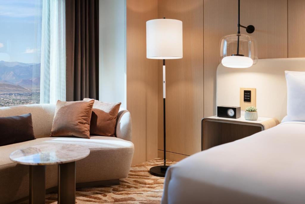 ein Hotelzimmer mit einem Bett, einer Couch und einem Tisch in der Unterkunft Durango Casino &amp; Resort in Las Vegas