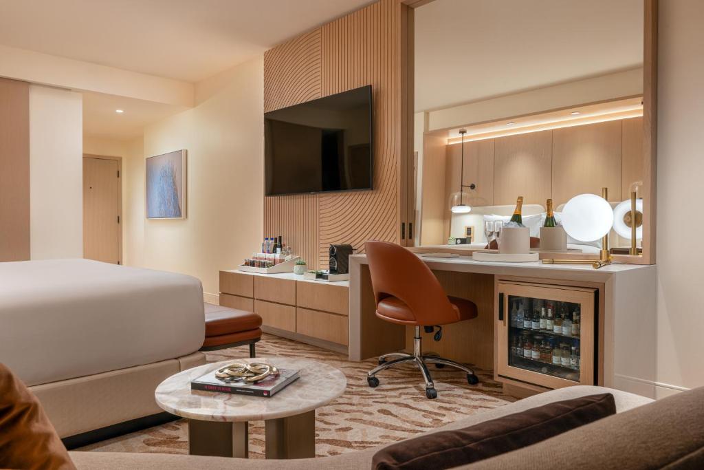 ein Hotelzimmer mit Bett und Kamin in der Unterkunft Durango Casino &amp; Resort in Las Vegas