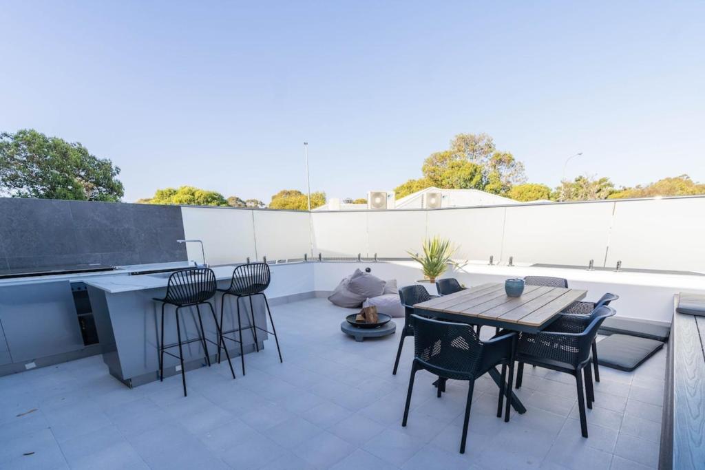 patio con tavolo e sedie sul tetto di Beautiful 4BR Family home with Patio and Parking! a Perth