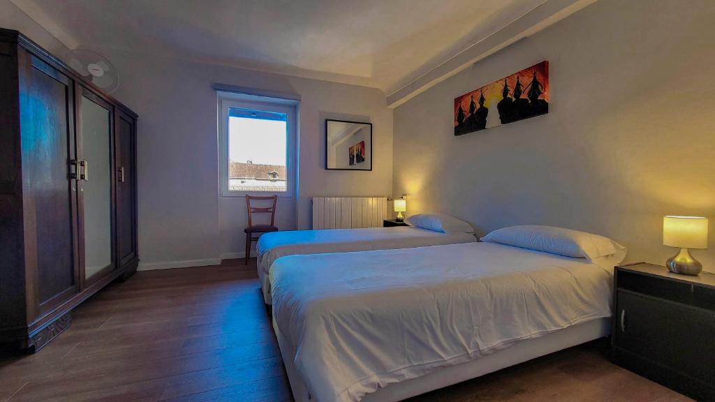 Łóżko lub łóżka w pokoju w obiekcie Apartamentos Elizondo Center