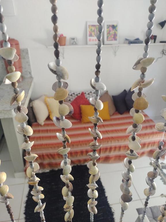 eine Schaukel mit Muscheln auf einem Zimmer in der Unterkunft Casa Naturaleza in Barra do Garças