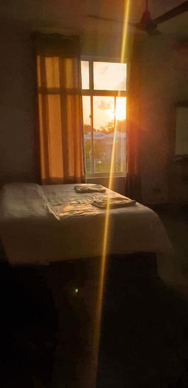 Postel nebo postele na pokoji v ubytování Shitha Inn