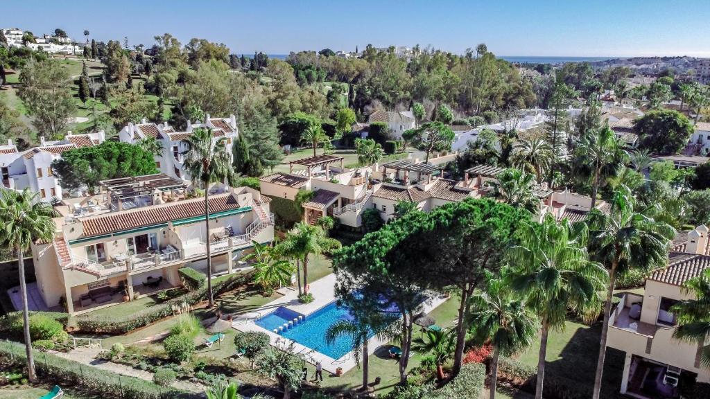 vista aerea di una casa con piscina di LBP2- Family apartment in calm area families only a Marbella