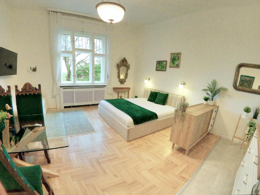 1 dormitorio con cama y ventana grande en Green Hill Apartment, en Budapest