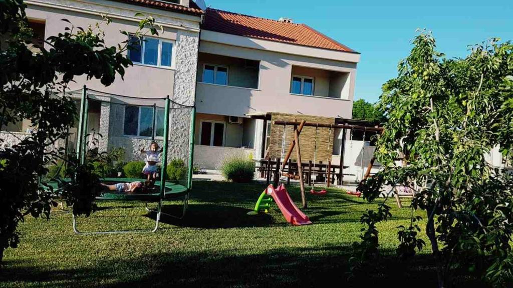 Vonkajšia záhrada v ubytovaní Family friendly apartments Kim - by TA Leut Agency