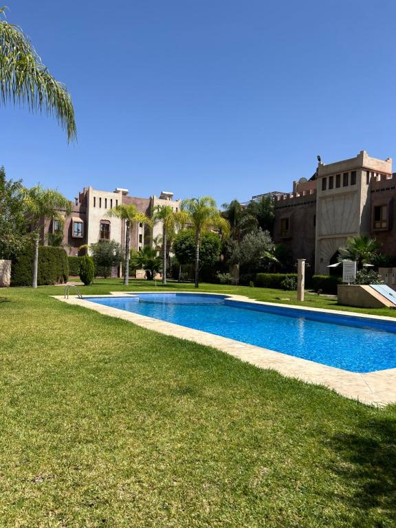una piscina en un patio junto a algunos edificios en Villa Riad Lana, en Marrakech