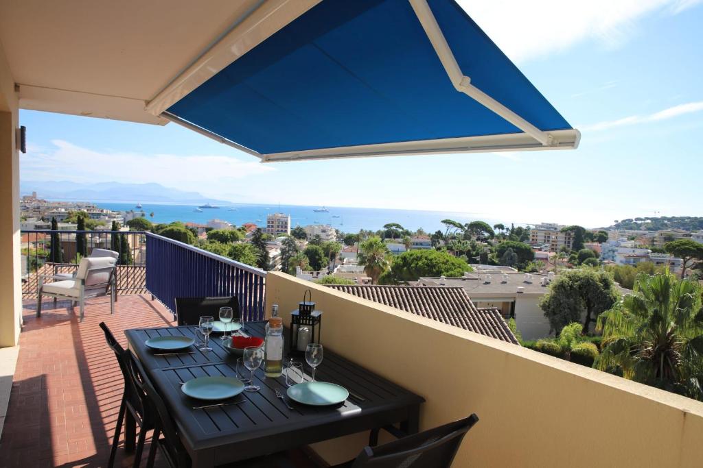 - une table sur un balcon avec vue sur la ville dans l'établissement Pretty haven of peace with sea view, à Antibes