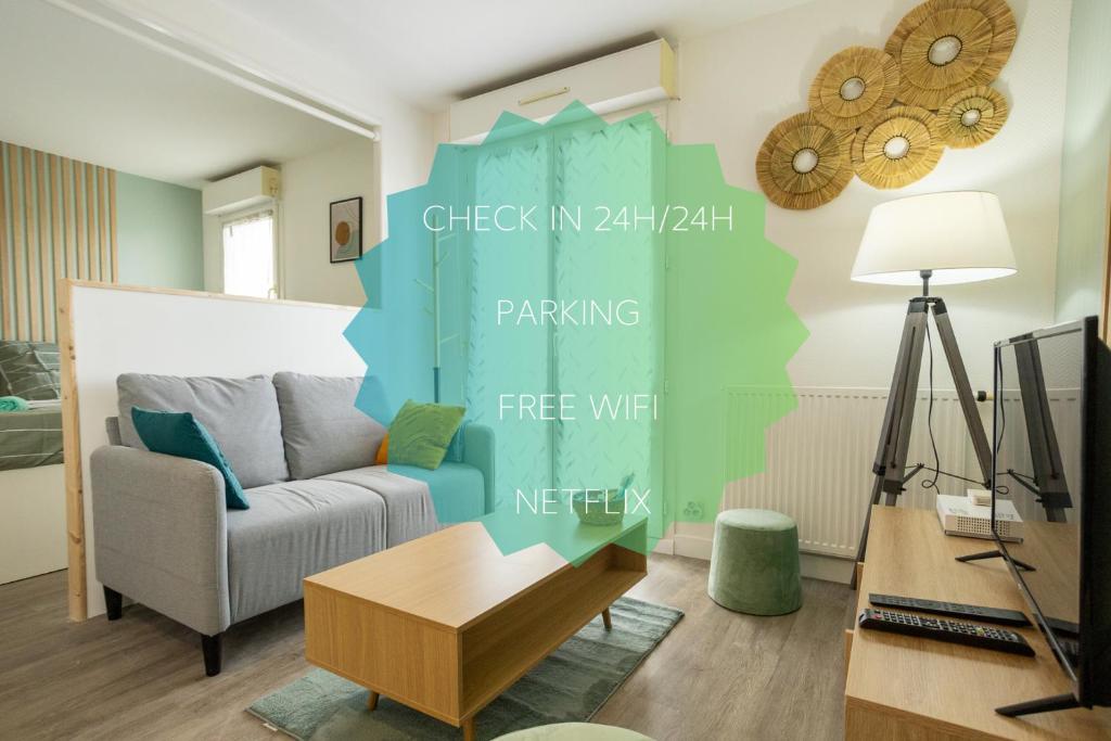a living room with a couch and a table at Le Zéphyr - Tout équipé - Wifi - Parking gratuit in Saint-Nazaire