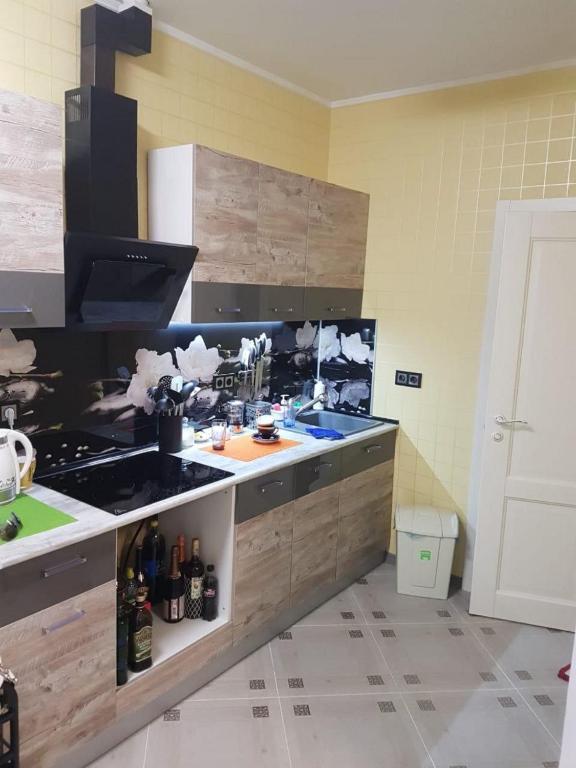 eine Küche mit einer Spüle und einer Arbeitsplatte in der Unterkunft VIP apart 326 in Tbilisi City