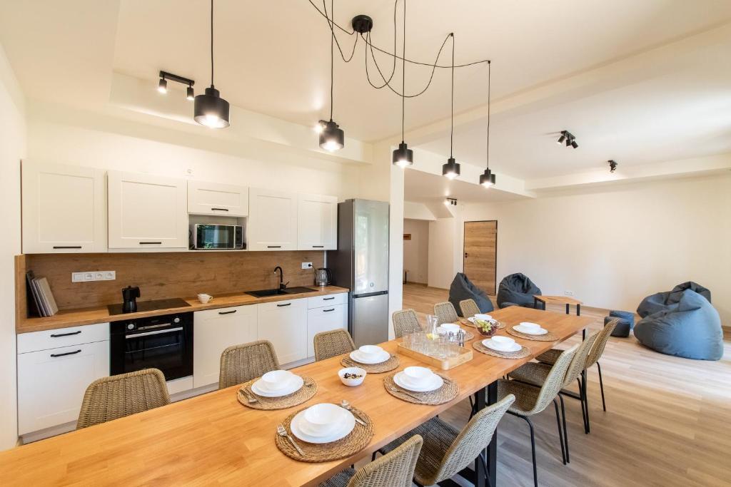 kuchnia i jadalnia z drewnianym stołem i krzesłami w obiekcie Balasana - dom na wyłączność w Szklarskiej Porębie