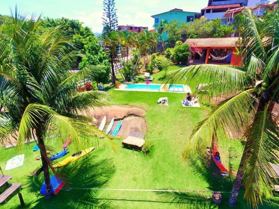 uma vista aérea de um parque com palmeiras em Pousada Trancoso Guarapari em Guarapari