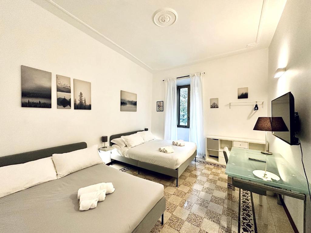 uma sala de estar com um sofá e uma mesa em C&Y Apt - Roma Prati - Luxury two bedrooms Apartment em Roma
