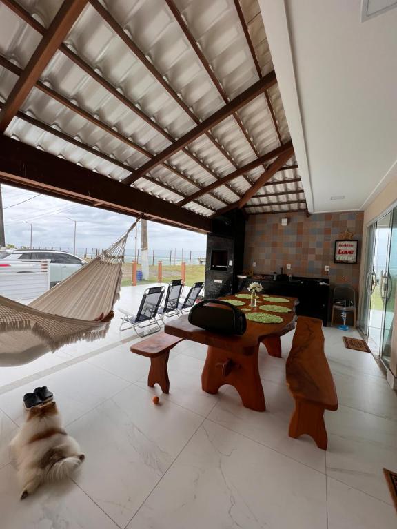a living room with a table and a hammock at Casa, Frente Mar, Vera Cruz, Ilha de Itaparica, Tairu! in Vera Cruz de Itaparica