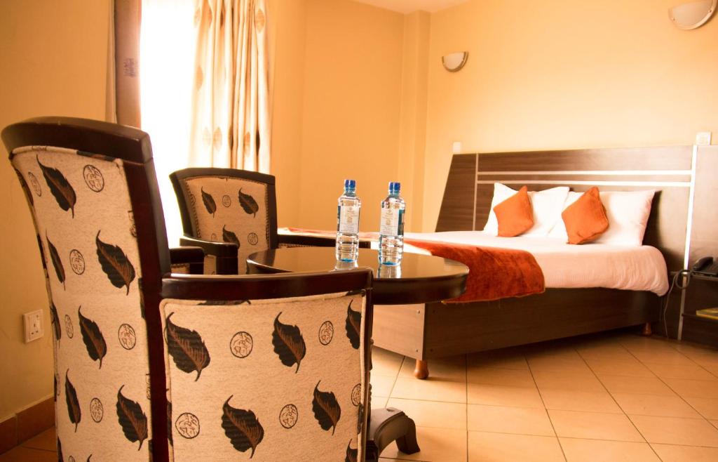 Postel nebo postele na pokoji v ubytování Nairobi Transit Hotel