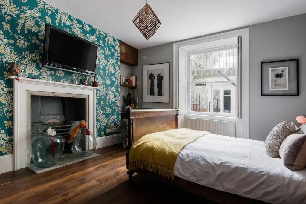 Postel nebo postele na pokoji v ubytování Jane Austen Family Home in Bath from 1801 to 1805