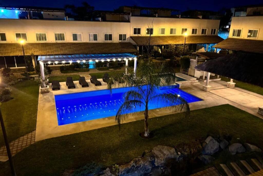 una vista panoramica su una piscina di notte di Nueva y hermosa Casa familiar, relajate y disfruta a Chiconcuac