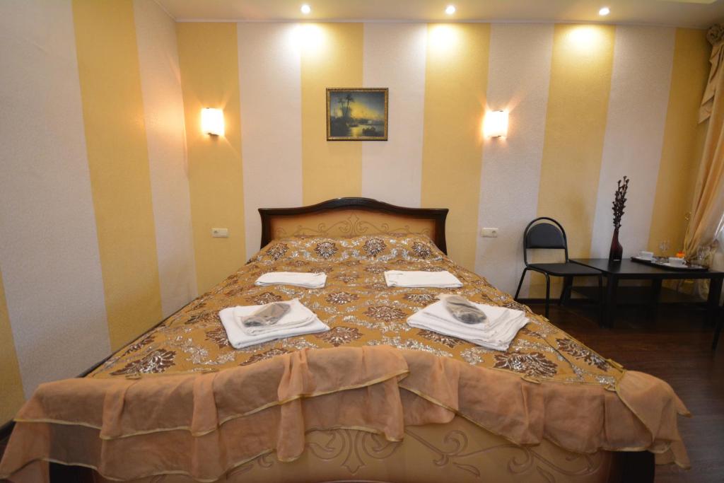 モスクワにあるAviator Hotelのベッドルーム1室(ベッド1台、タオル2枚付)