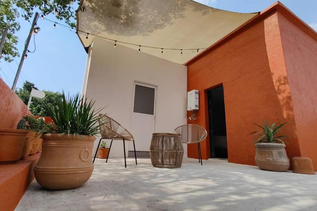 un patio con macetas frente a un edificio en Casa del Desierto, en Guadalajara