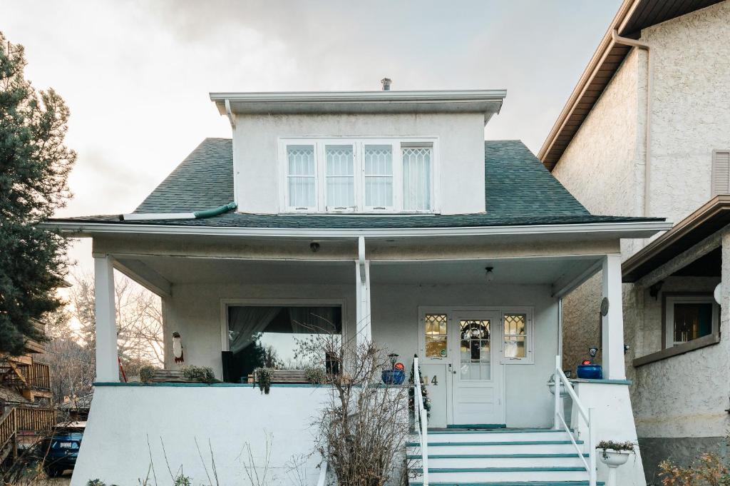 Casa blanca con puerta blanca y escaleras en Quaint & Cozy Accommodation, en Edmonton