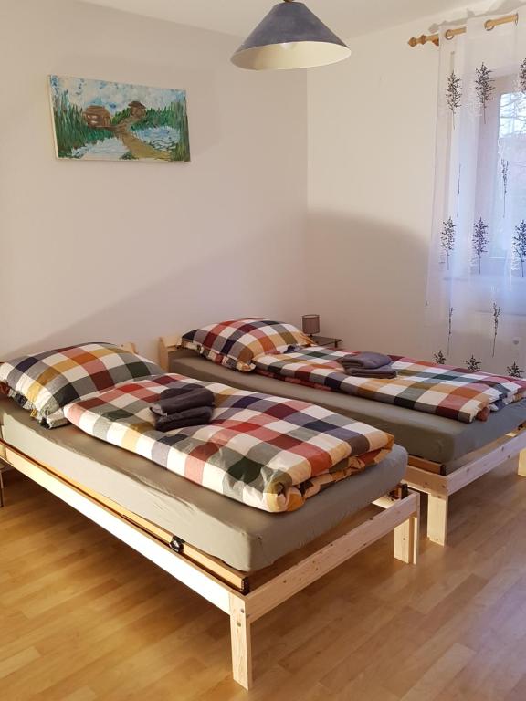 two beds sitting next to each other in a room at Frankenblick in Güntersleben