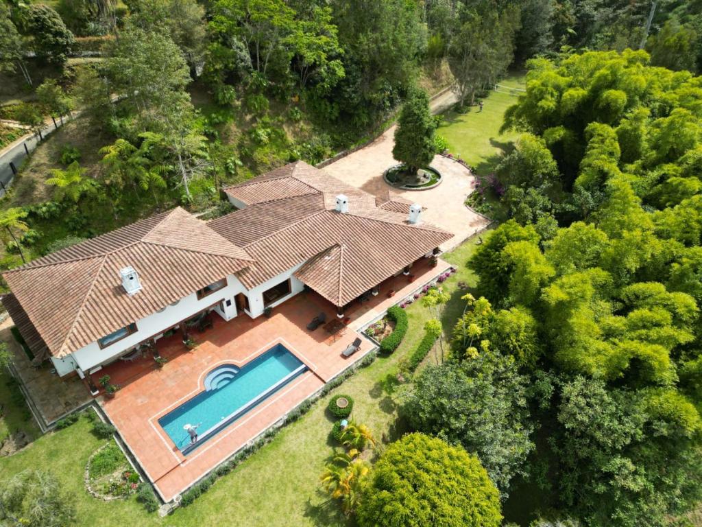 una vista aérea de una casa con piscina en Finca La Hacienda en El Retiro