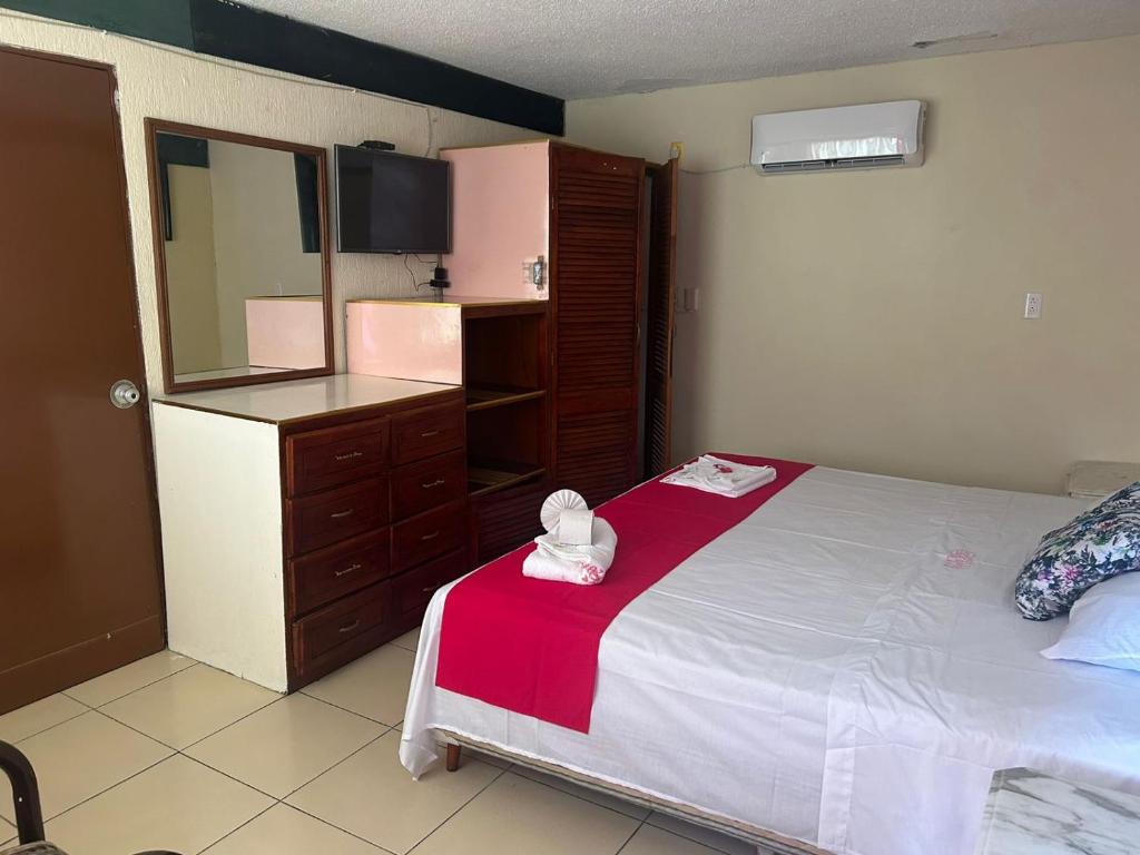 Postel nebo postele na pokoji v ubytování Hotel Capri Playa a una calle de la Playa Regatas