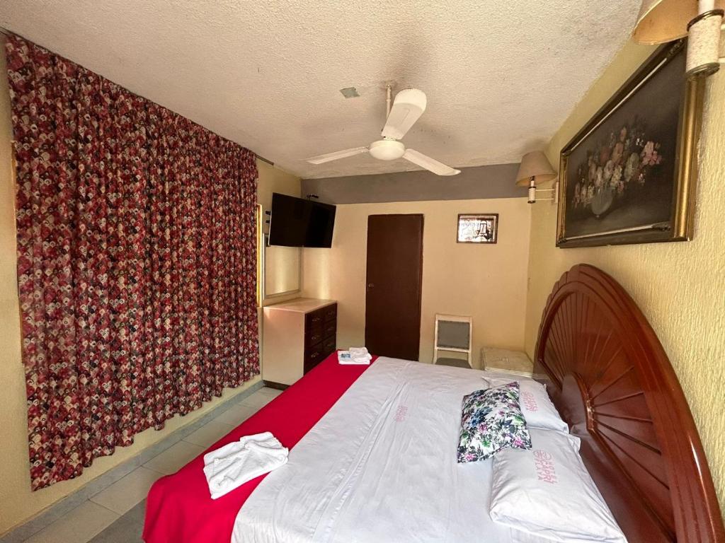 Postel nebo postele na pokoji v ubytování Hotel Capri Playa a una calle de la Playa Regatas