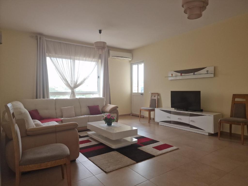 Kaps Home Praia tesisinde bir oturma alanı