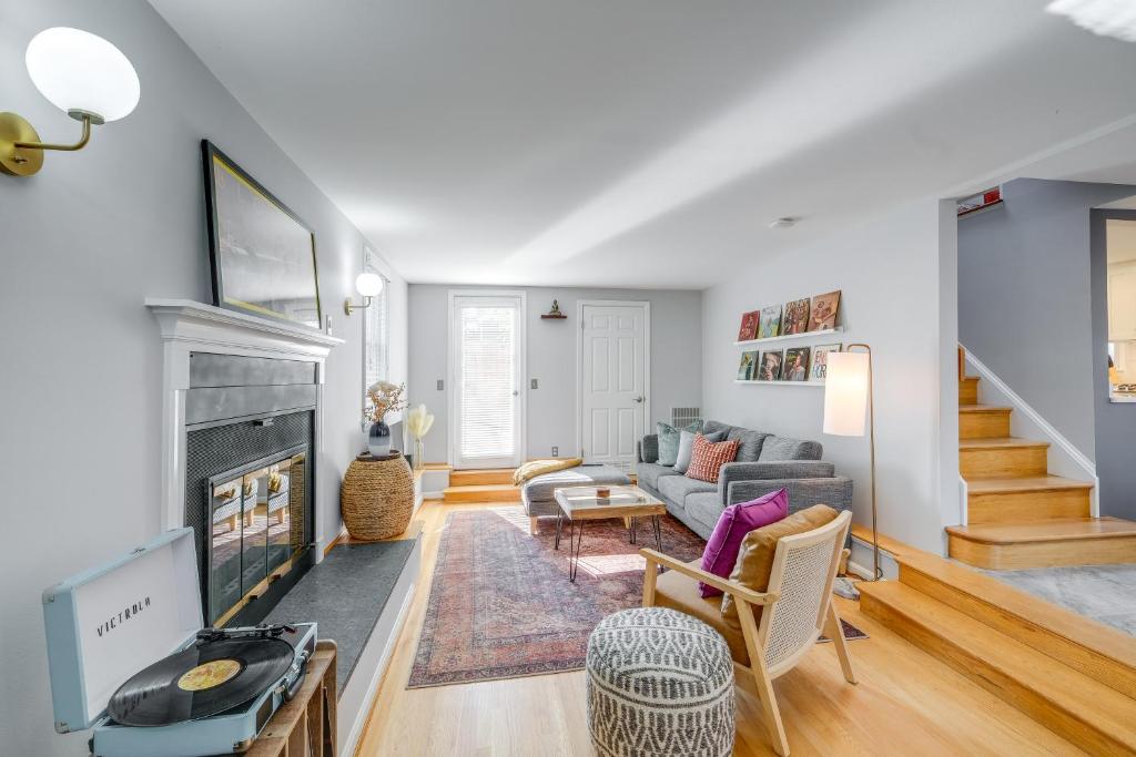 un soggiorno con divano e camino di Less Than 1 Mi to Waterfront Old Town Alexandria Home! a Alexandria