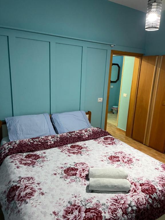 une chambre avec un lit avec des serviettes dessus dans l'établissement House for rent Jurgen, à Golem