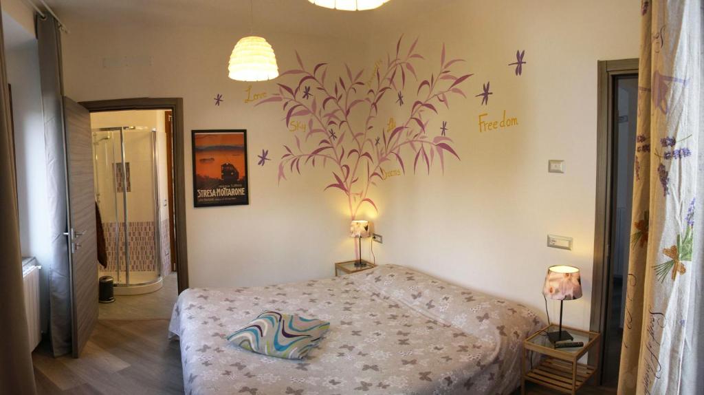 - une chambre avec un lit et une plante sur le mur dans l'établissement Apartment La Gatta Viola, à Stresa