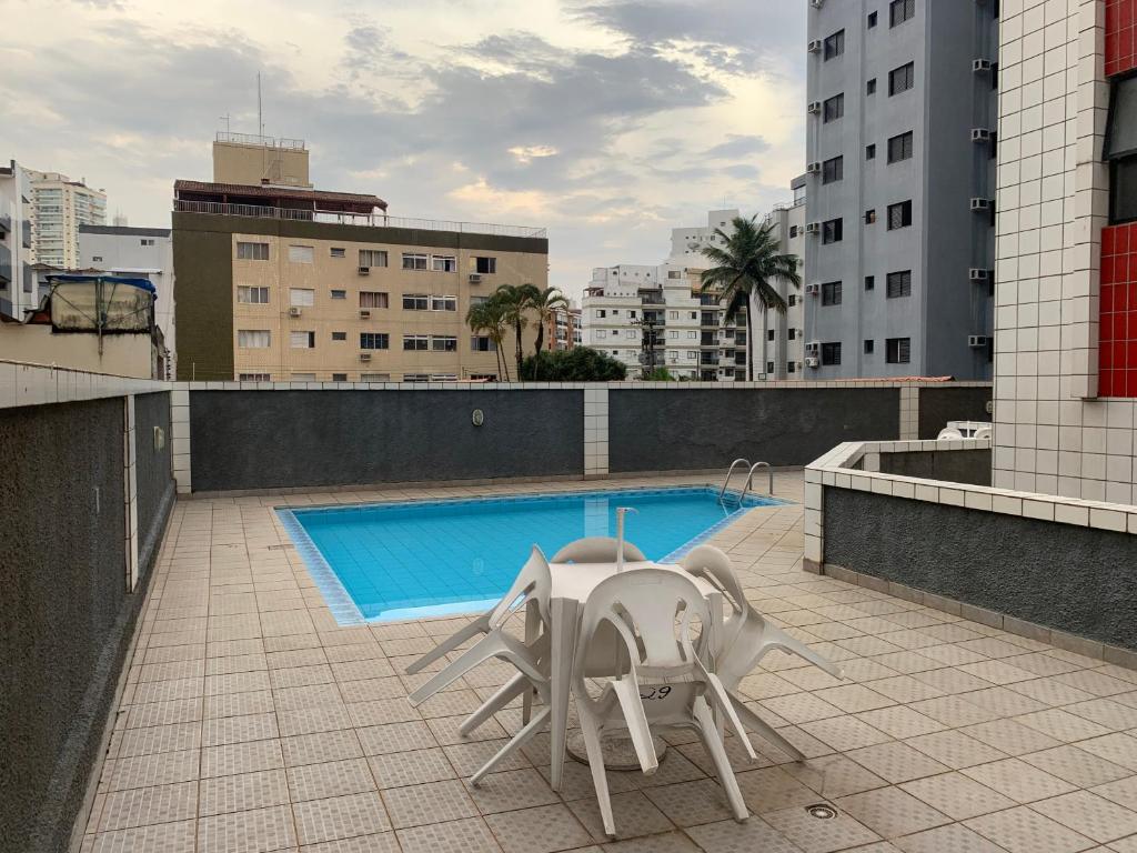 a swimming pool on the roof of a building at Lindo Apartamento Vista mar Portaria 24h Piscina e Lazer in Guarujá