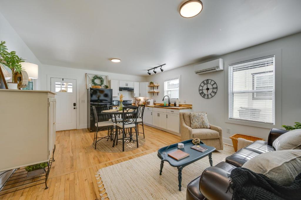 Η κουζίνα ή μικρή κουζίνα στο Walkable Milledgeville Cottage Near Andalusia Farm