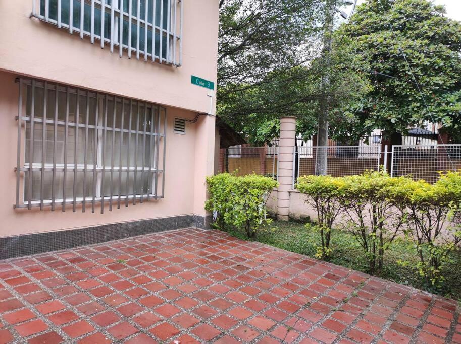 une passerelle en briques devant un bâtiment dans l'établissement Casa cómoda, cerca Parque Acuático en Medellin, à Medellín