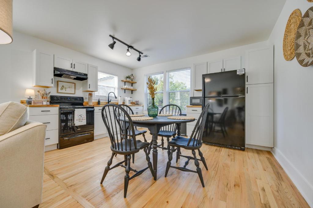 Modern Milledgeville Getaway Walk to Downtown! في ميلدغفيل: مطبخ وغرفة طعام مع طاولة وكراسي