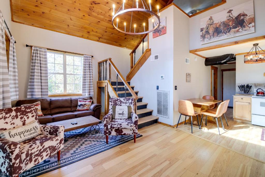 ein Wohnzimmer mit einem Sofa und einem Tisch in der Unterkunft Modern-Rustic Love Cabin in Cosby Deck and Grill in Cosby