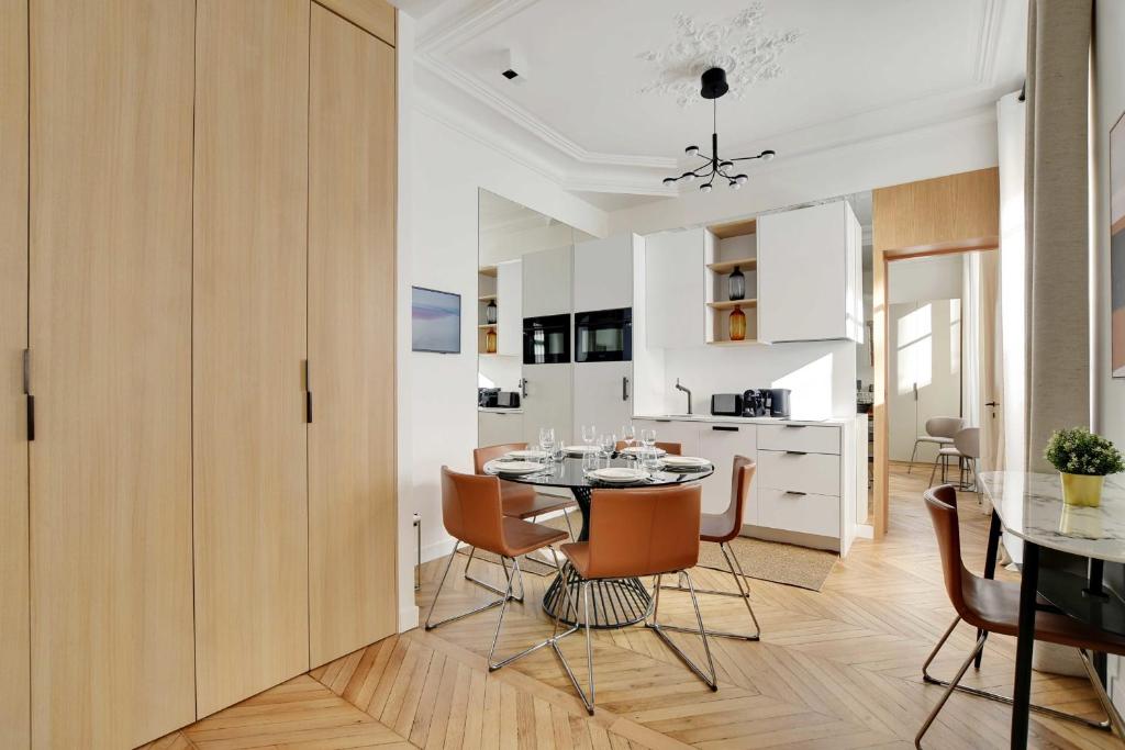 une cuisine et une salle à manger avec une table et des chaises dans l'établissement Welcoming apt - 3BR-6P - Tour Eiffel, à Paris