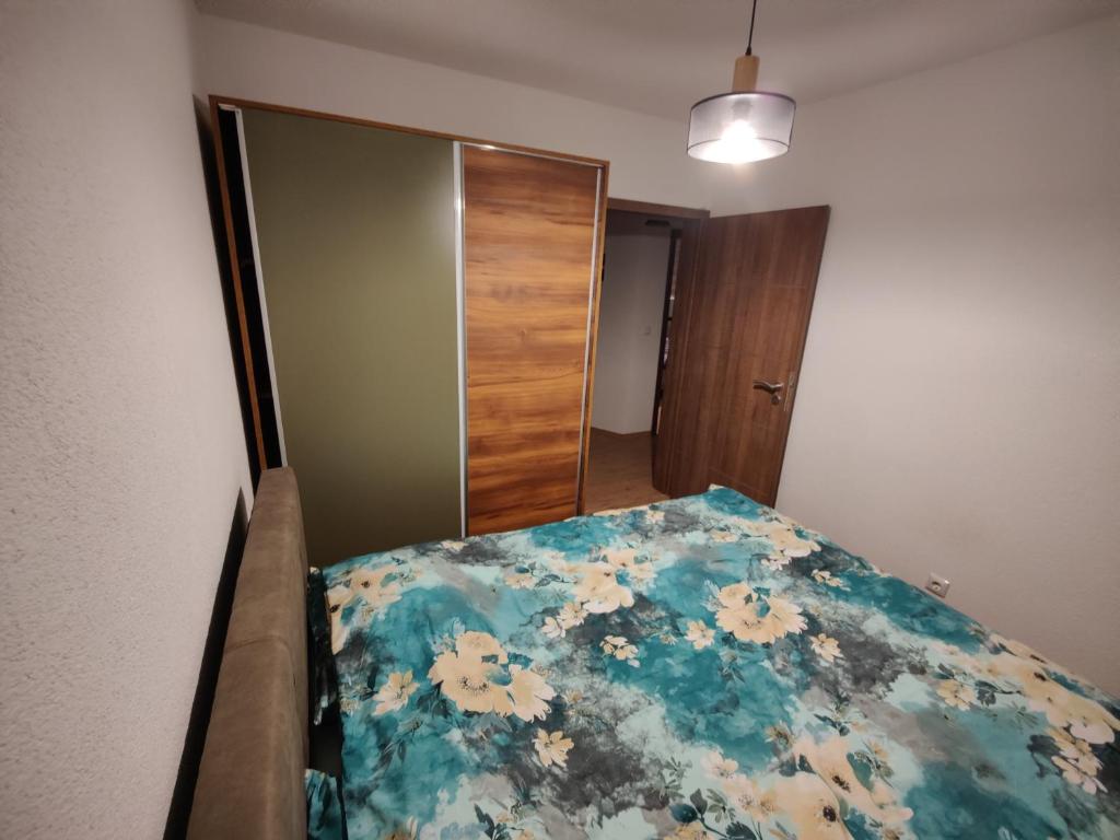 Postel nebo postele na pokoji v ubytování Villa Gjelbër