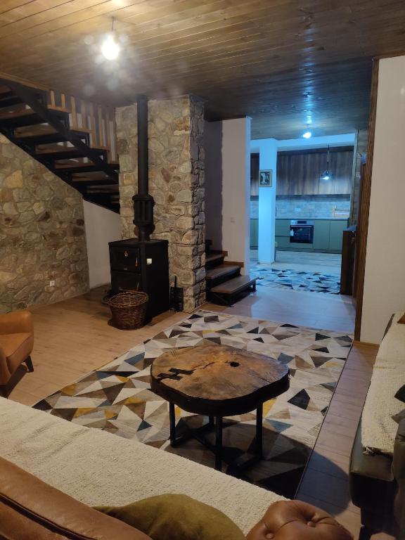 Posezení v ubytování Villa Gjelbër