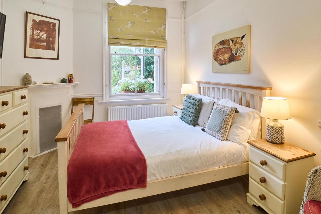 En eller flere senge i et værelse på Host & Stay - The Cabin