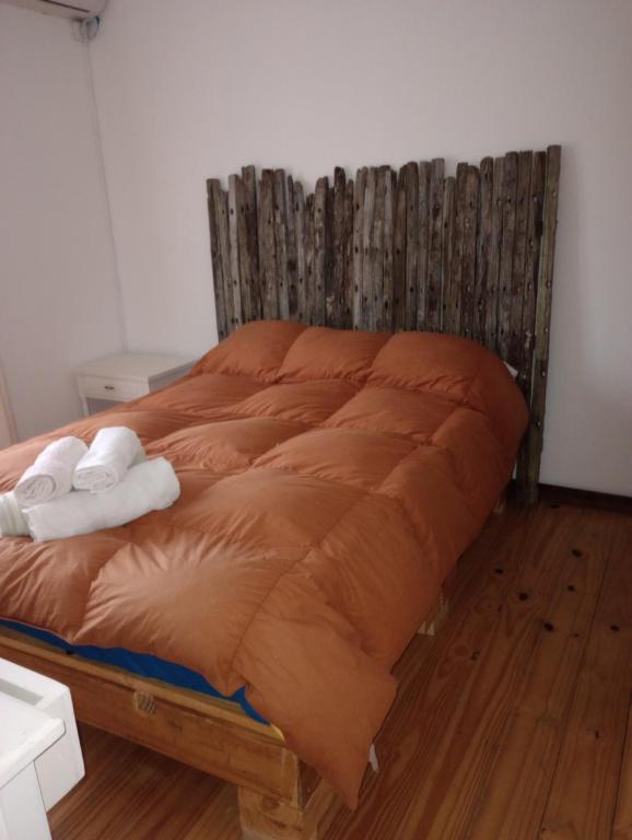 a bed with two towels on it in a room at jenous 2 apartamento in José Ignacio