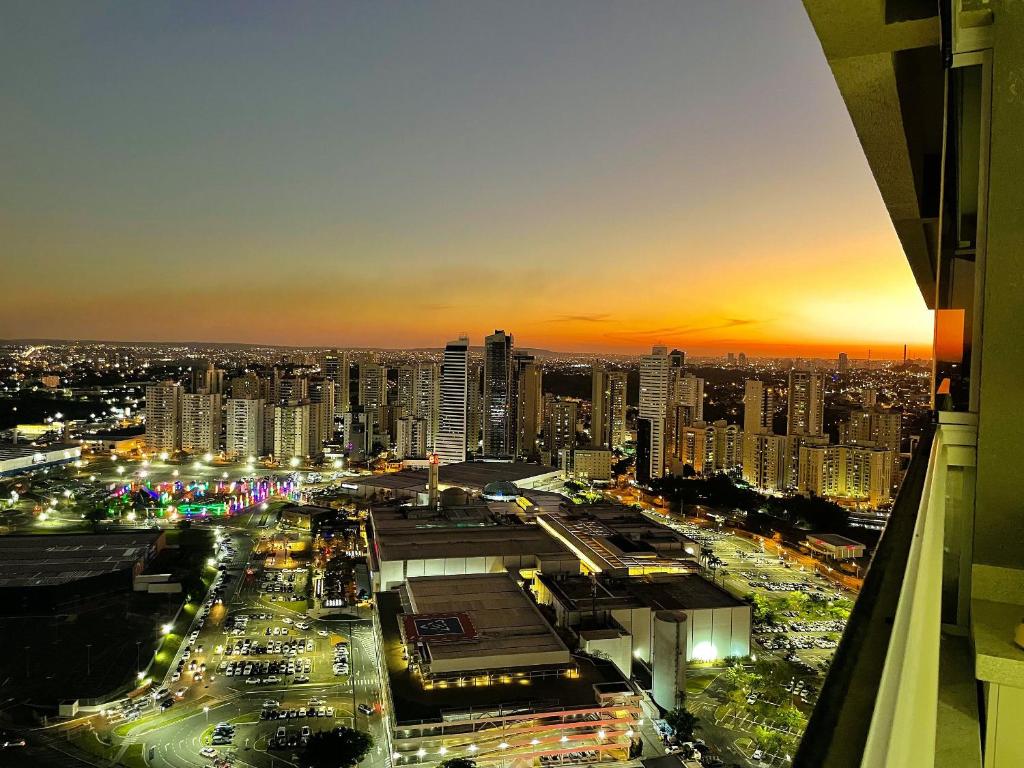 uma vista de uma cidade à noite com tráfego em Apto Moderno c/ Vista Fantástica do Flamboyant em Goiânia