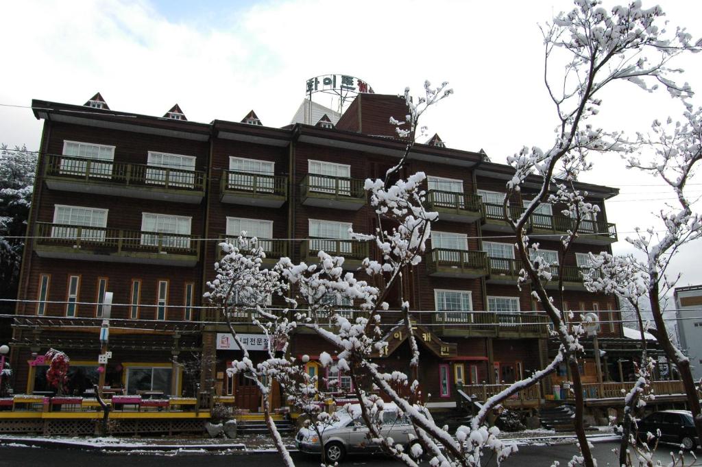 Budova, kde se aparthotel nachází
